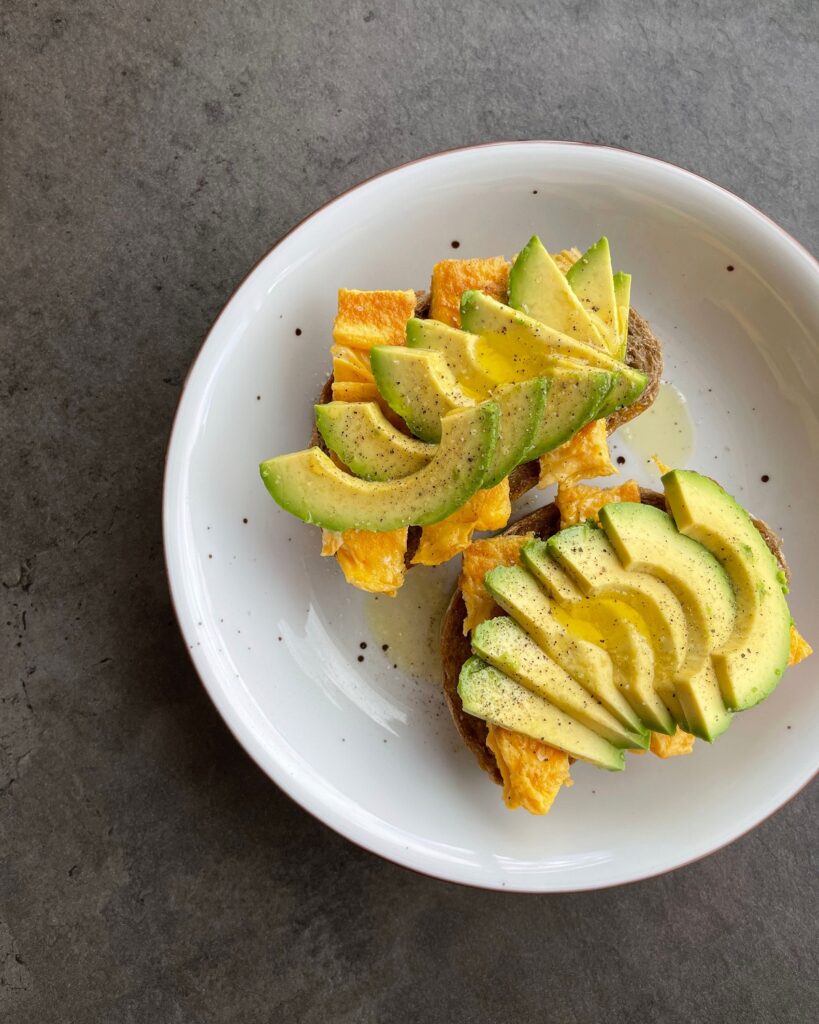 tastas de huevo y aguacate