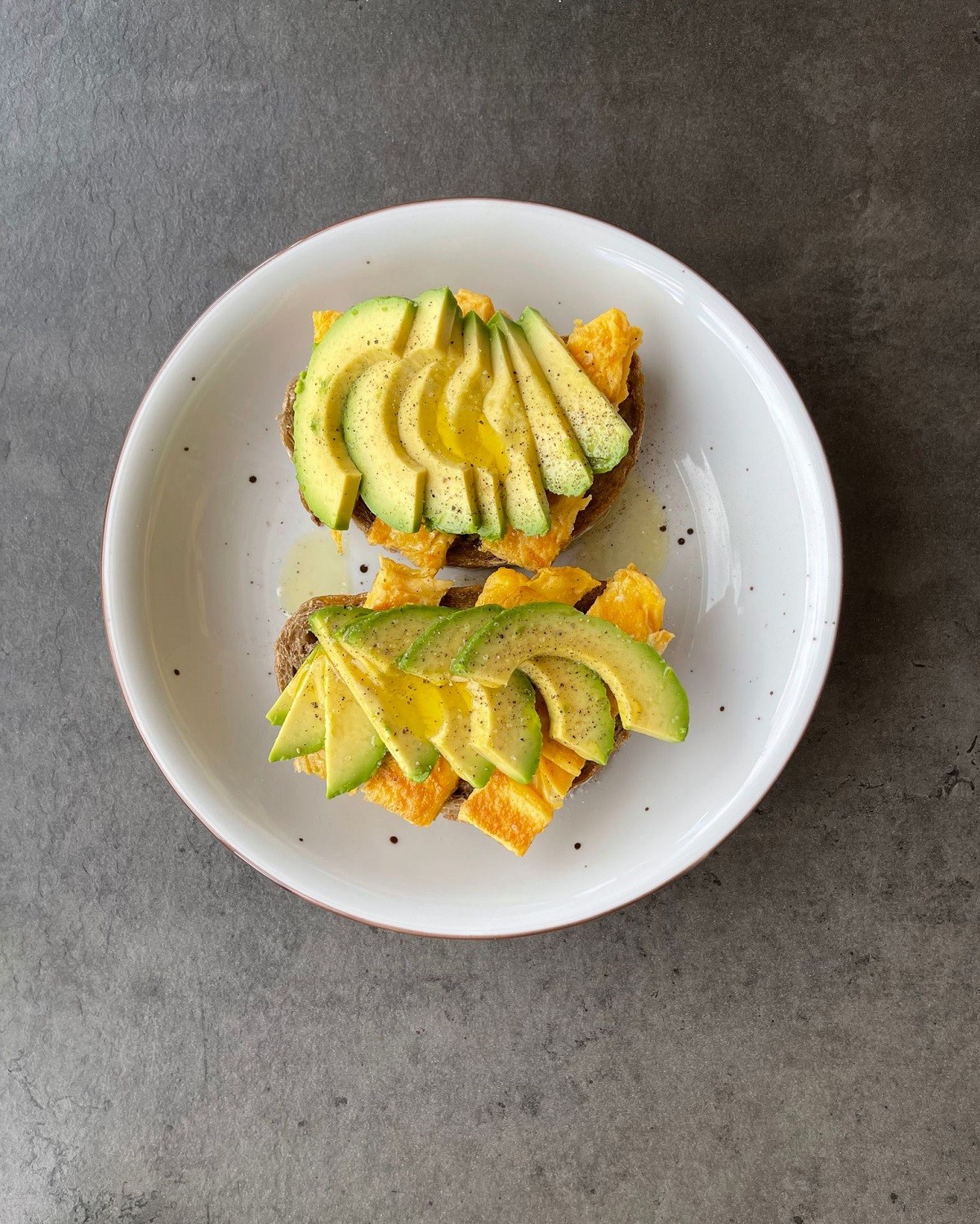 Tostas de huevo y aguacate