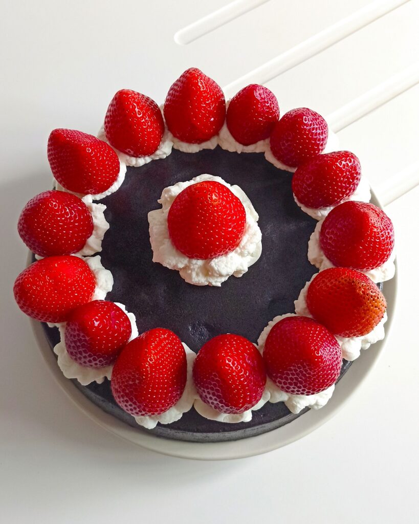 bizcocho fit de chocolate con fresas
