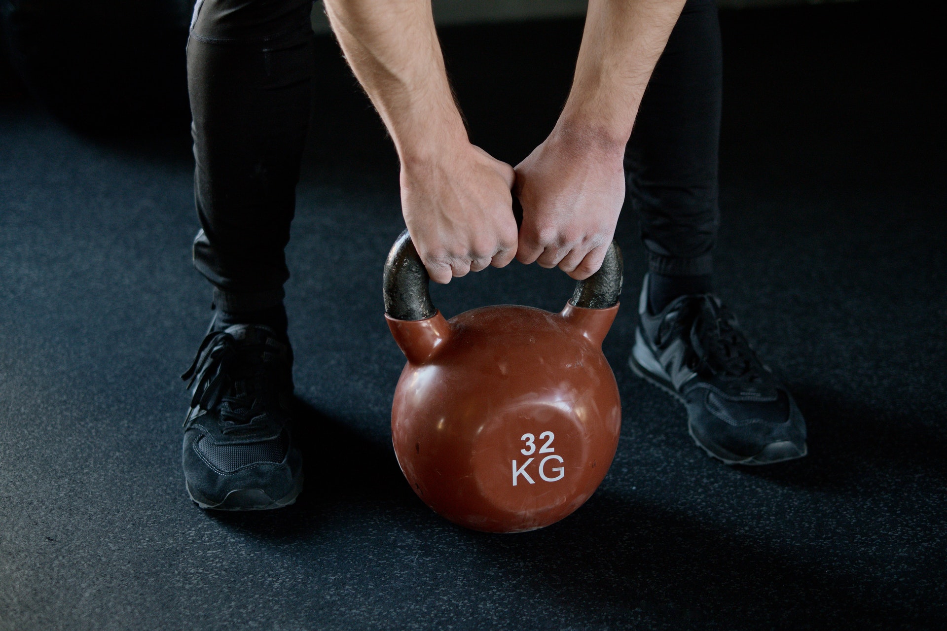 ejercicio con kettlebell