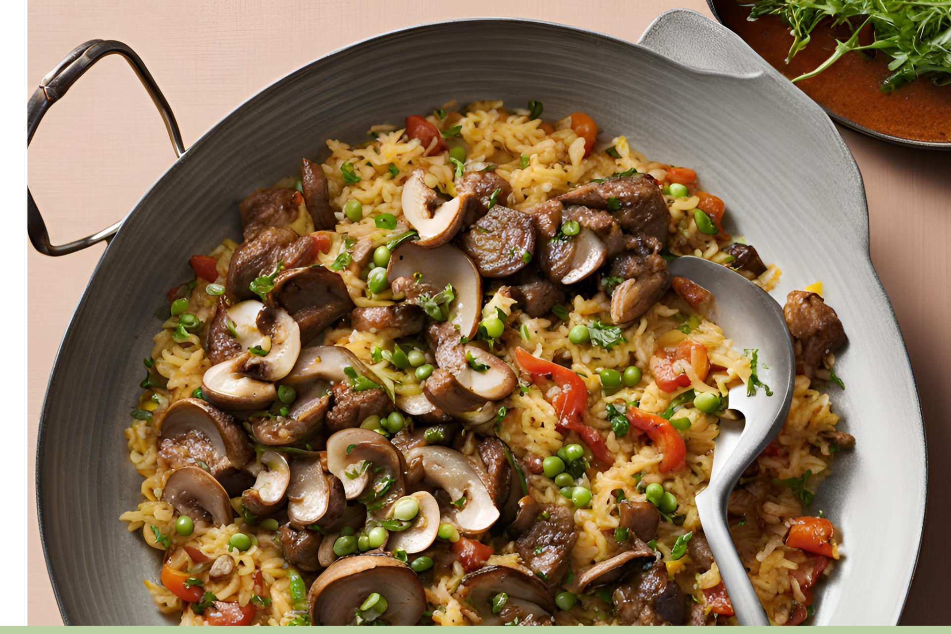 arroz con solomillo, setas y ajos tiernos